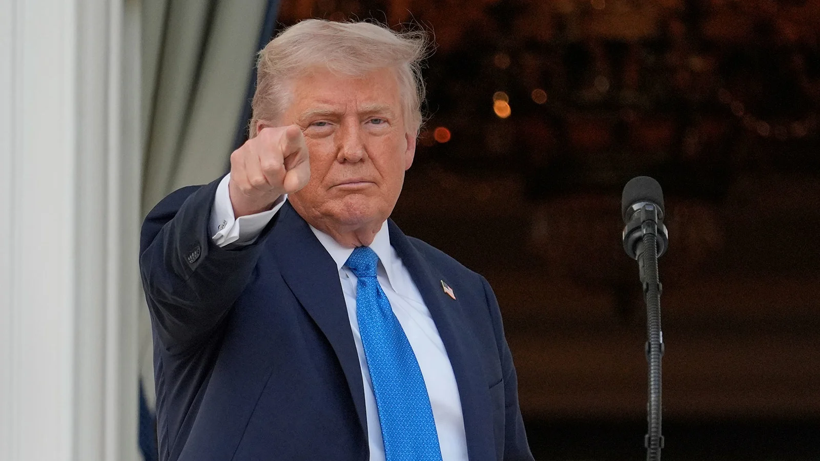 trump-resmi-larang-warga-dari-12-negara-masuk-ke-amerika-serikat