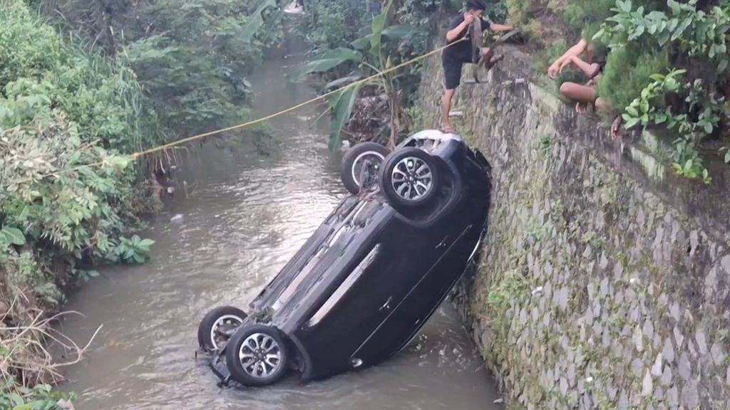 Insiden Dramatis: Mobil Anggota DPRD Tulungagung Terjun ke Sungai Setelah Tabrakan